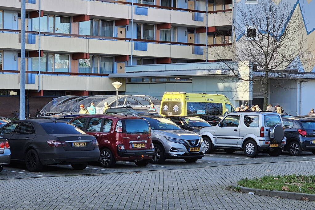 Onderzoek naar overleden persoon bij flatgebouw