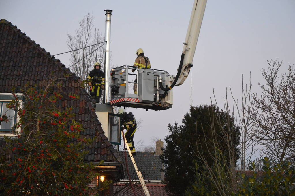 Brand in schoorsteen slaat over naar dakkapel