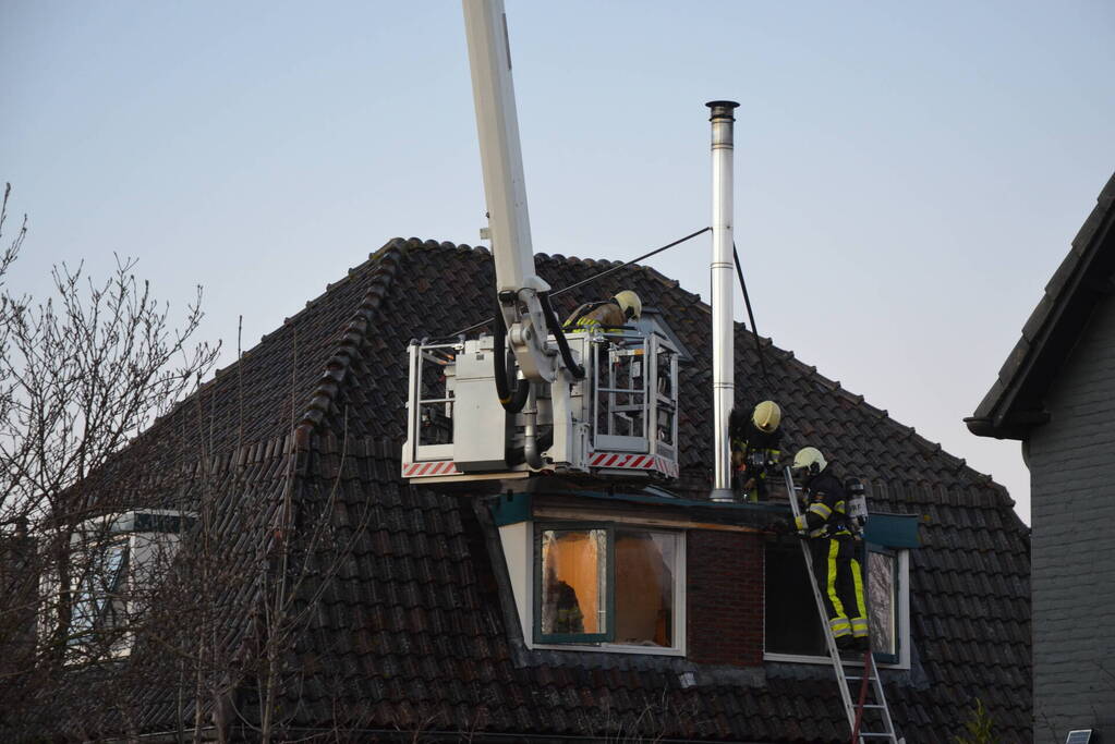 Brand in schoorsteen slaat over naar dakkapel