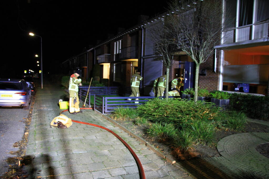 Brandweer pompt water uit kruipruimte