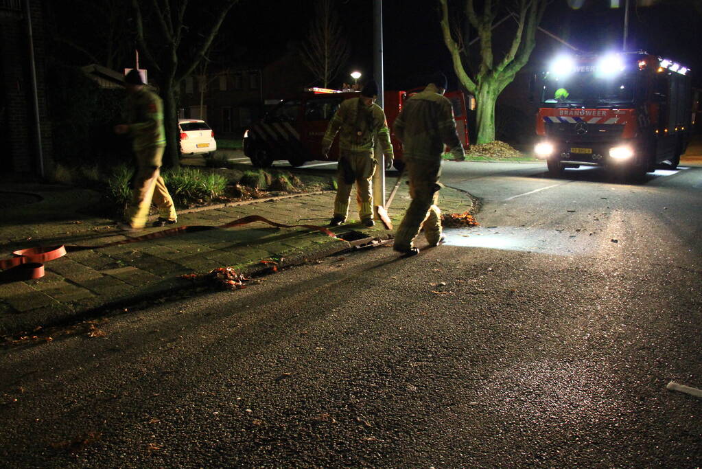 Brandweer pompt water uit kruipruimte