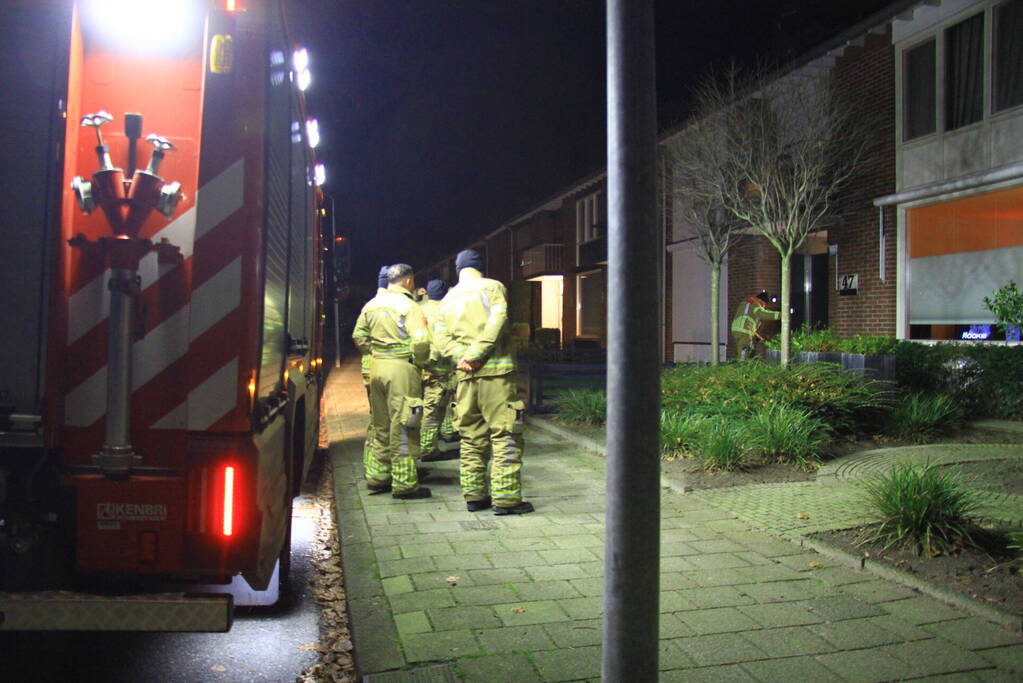 Brandweer pompt water uit kruipruimte