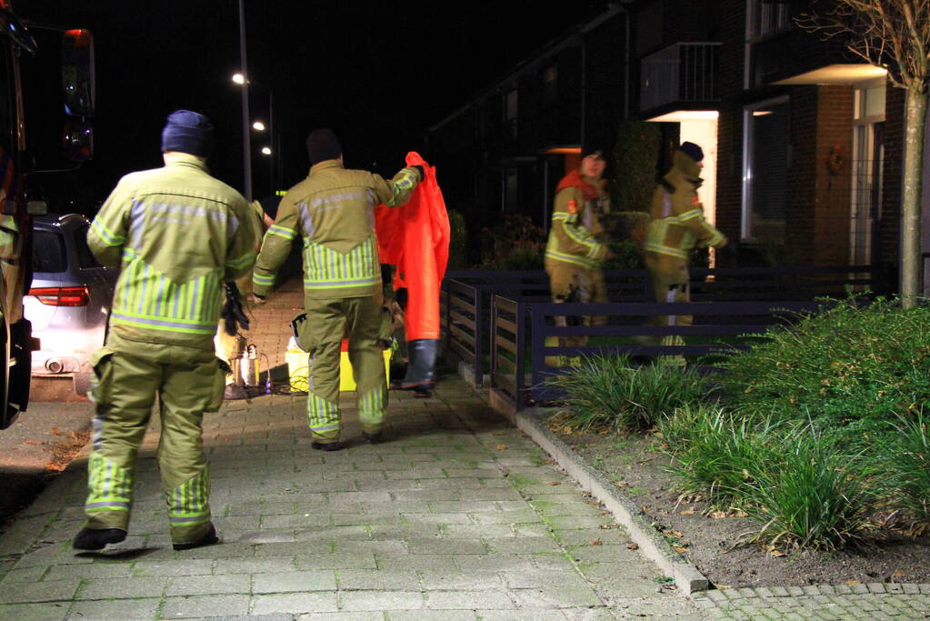 Brandweer pompt water uit kruipruimte