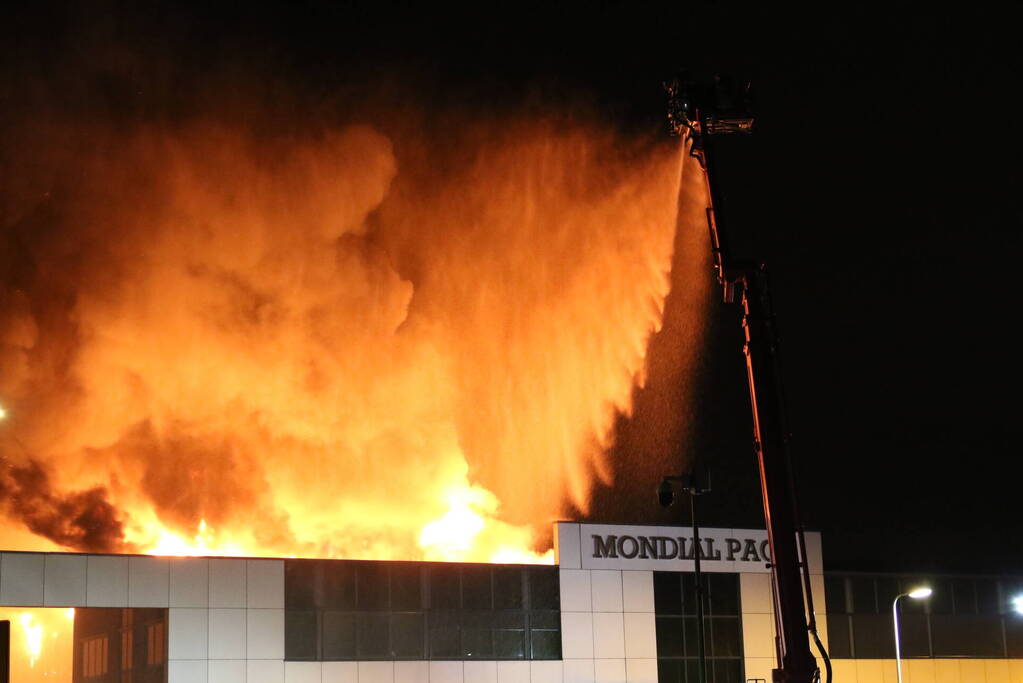 Grote uitslaande brand in bedrijfspand