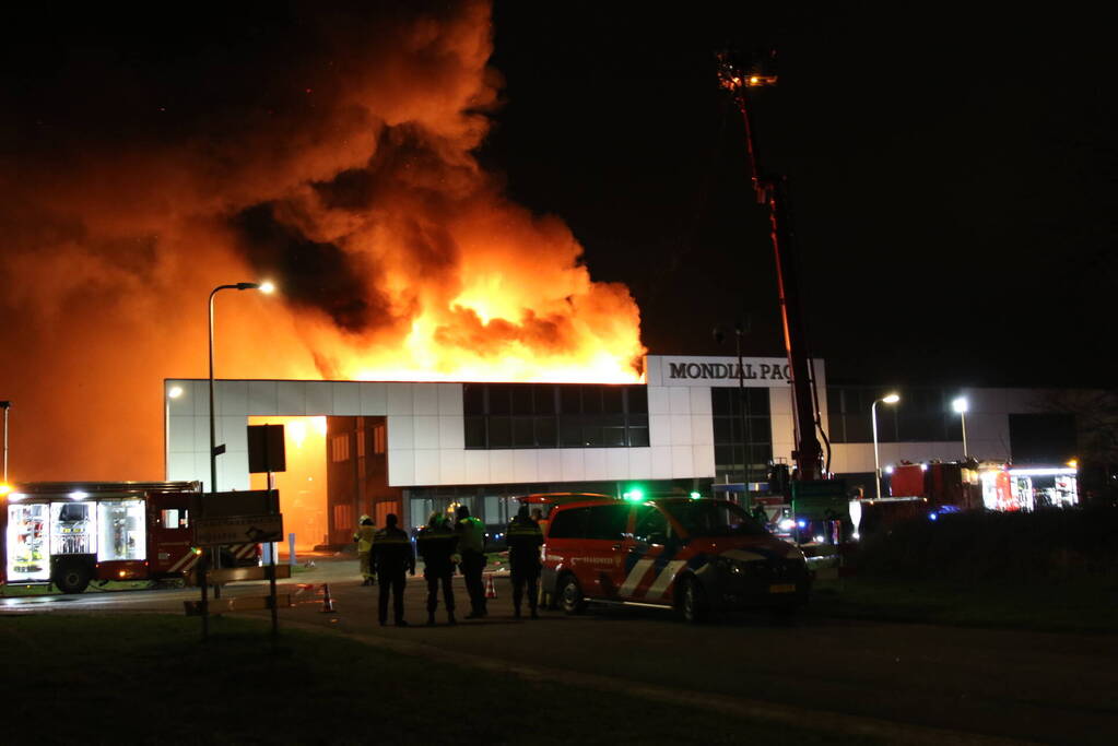 Grote uitslaande brand in bedrijfspand