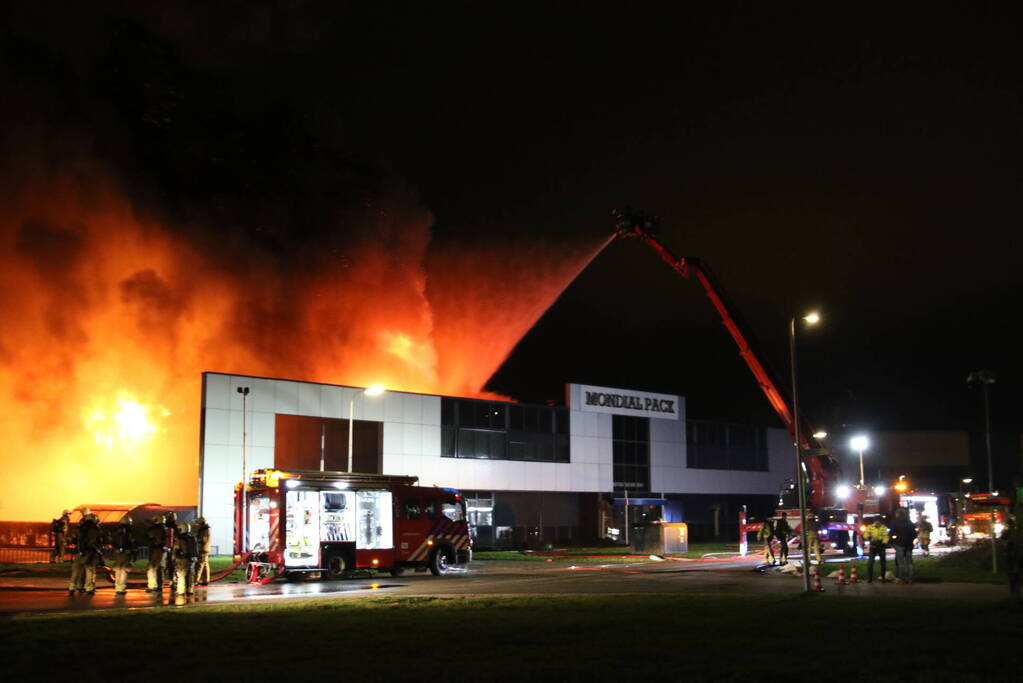 Grote uitslaande brand in bedrijfspand