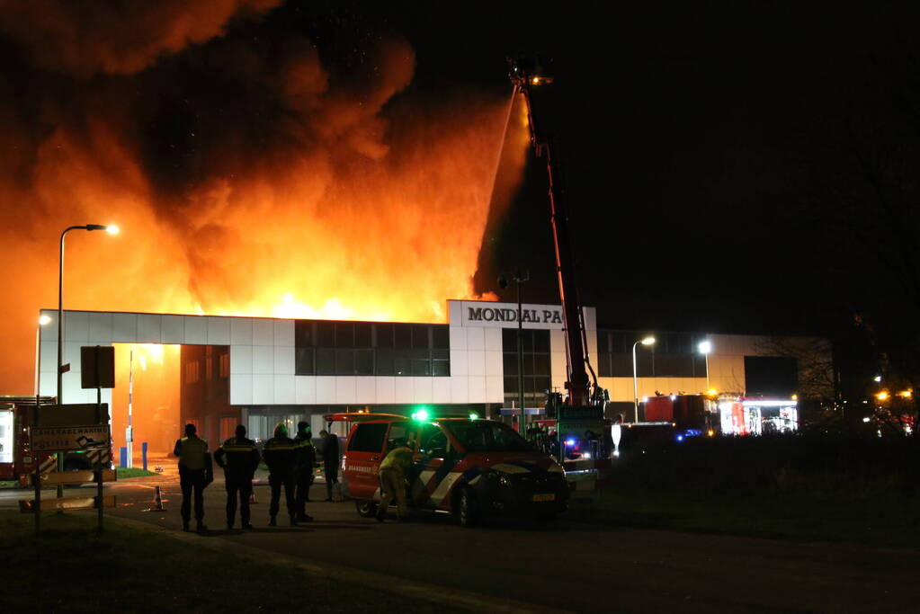 Grote uitslaande brand in bedrijfspand