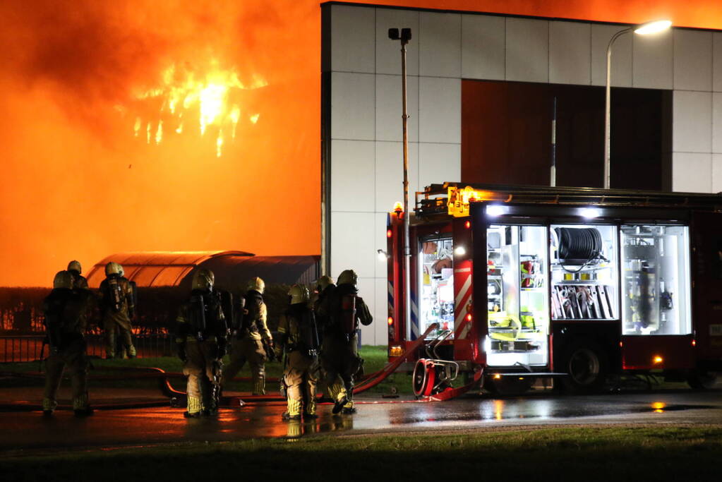 Grote uitslaande brand in bedrijfspand