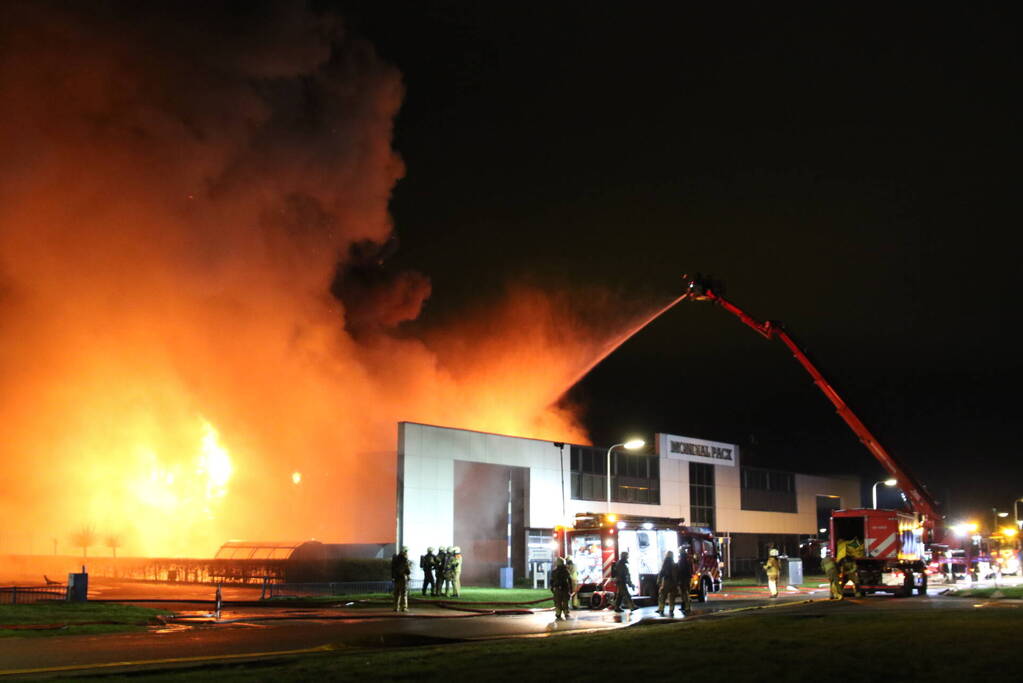 Grote uitslaande brand in bedrijfspand