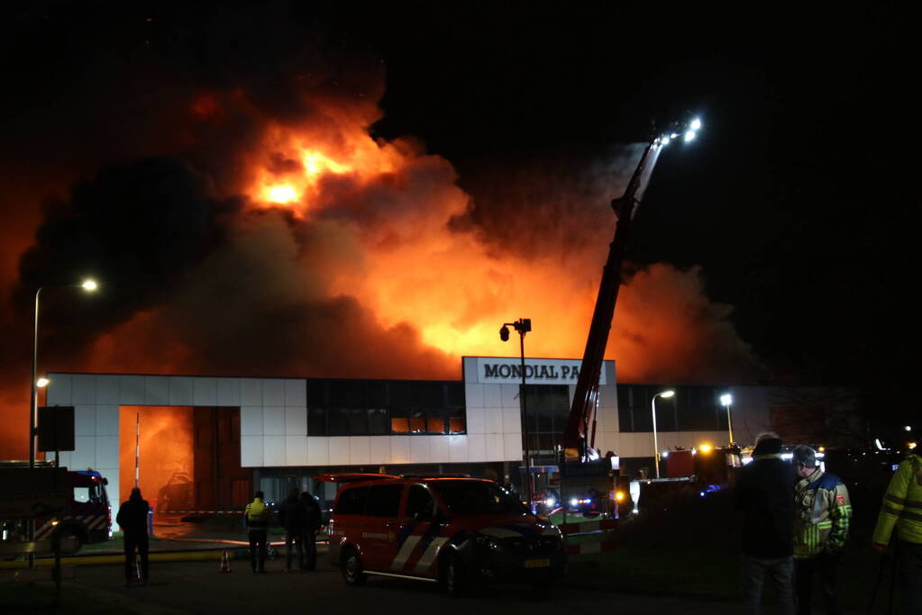 Grote uitslaande brand in bedrijfspand