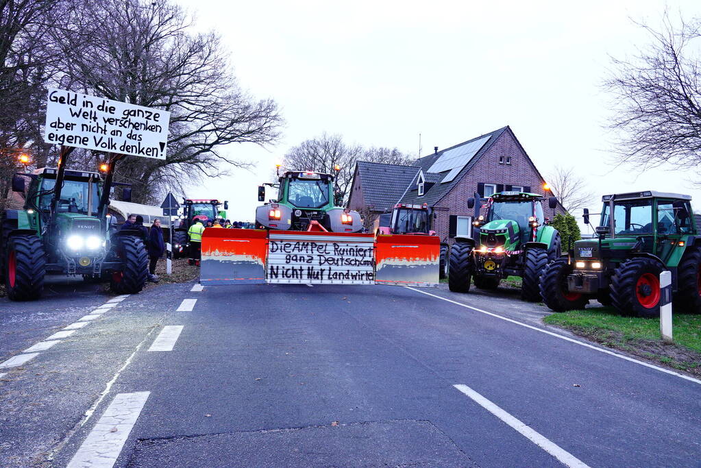 Duitse boeren blokkeren grens bij Hardenberg