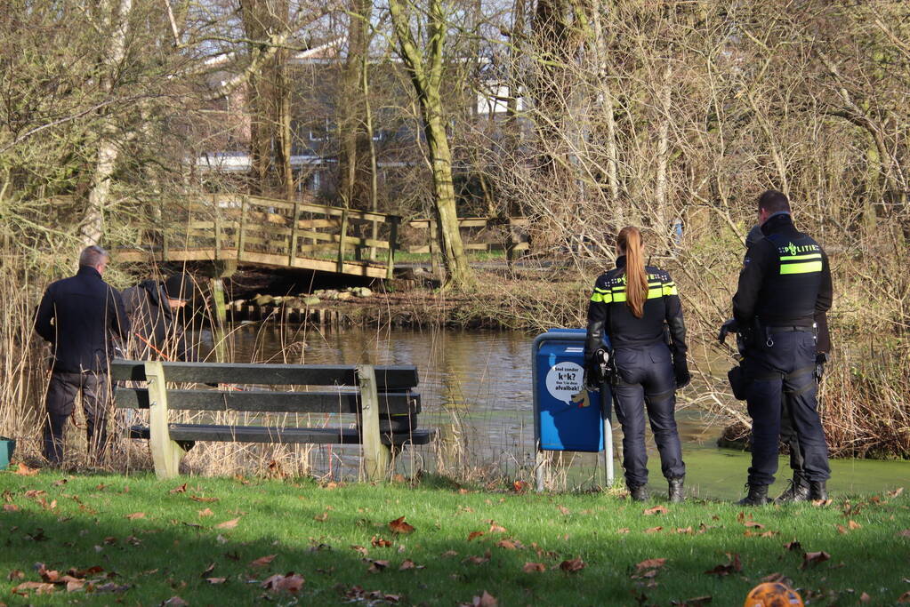 Politie zoekt in sloot naar wapen