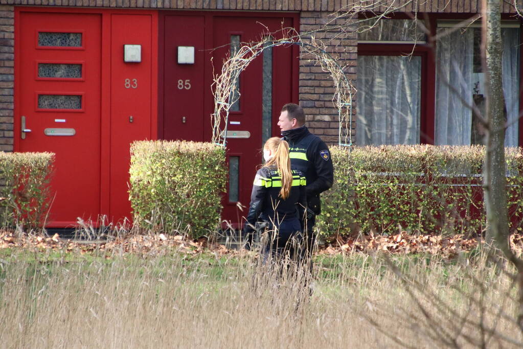 Politie zoekt in sloot naar wapen