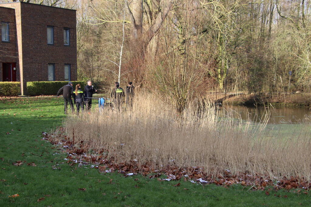 Politie zoekt in sloot naar wapen