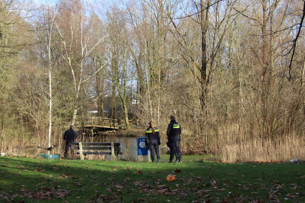 Politie zoekt in sloot naar wapen