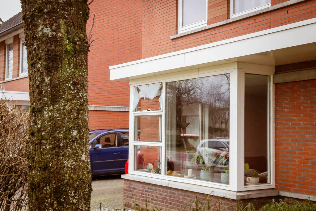 Ruit ingeslagen bij woninginbraak in Nieuwland