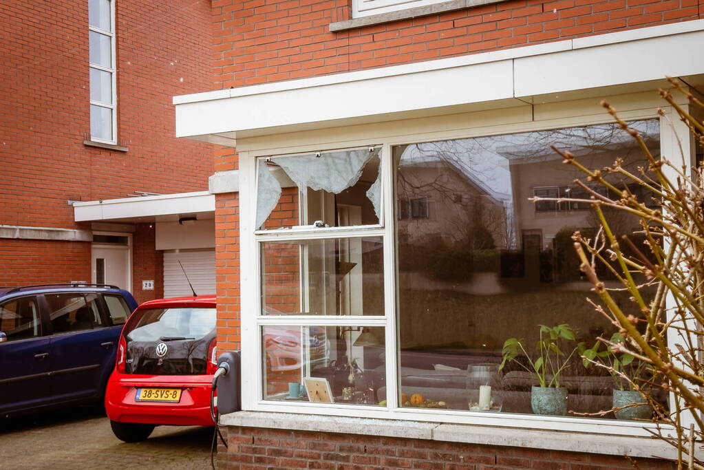 Ruit ingeslagen bij woninginbraak in Nieuwland