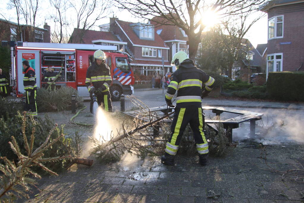 Brandweer blust brandende kerstbomen