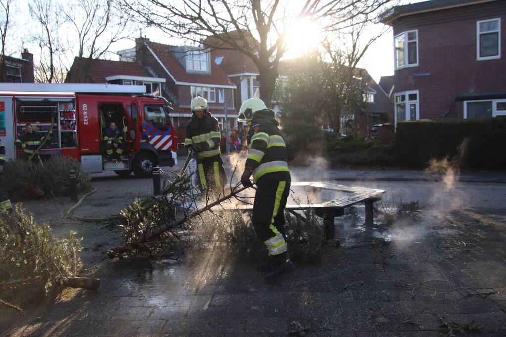 Brandweer blust brandende kerstbomen