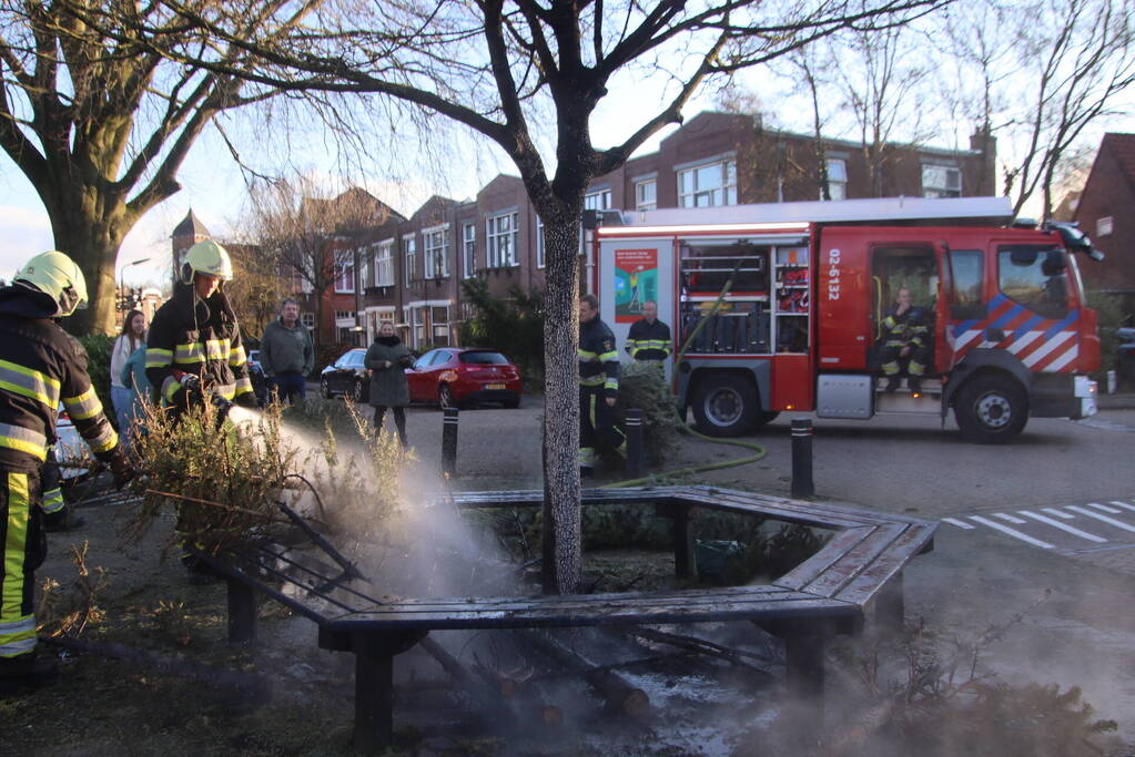 Brandweer blust brandende kerstbomen