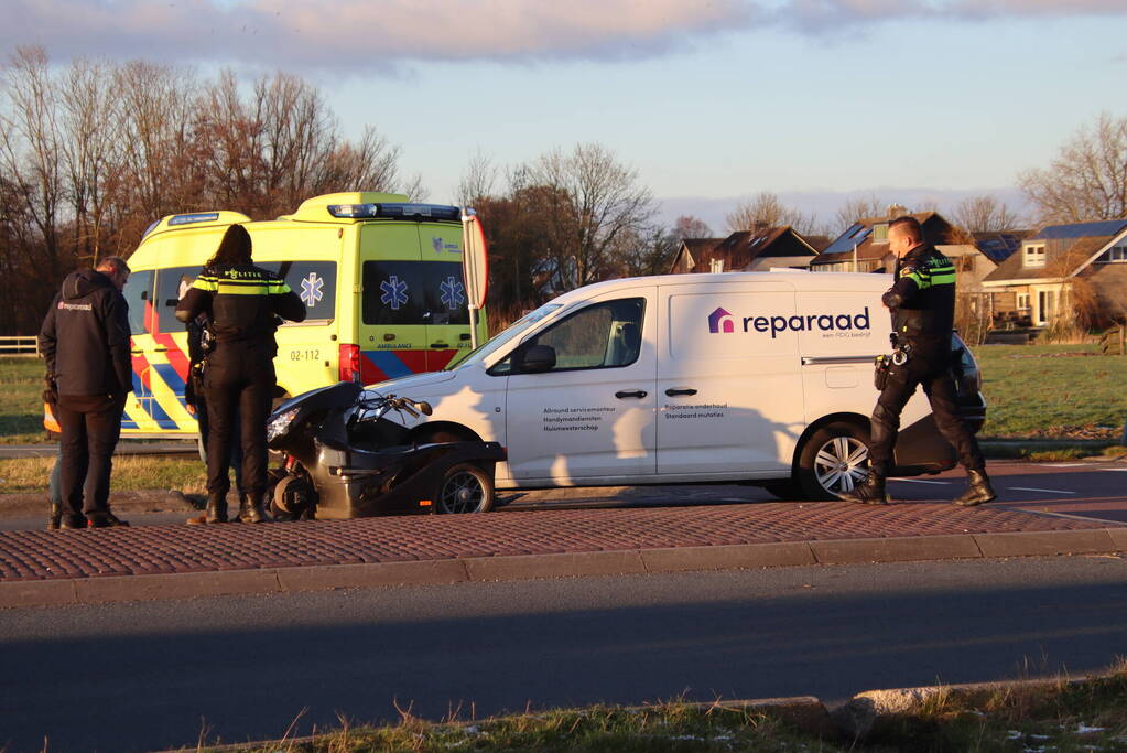 Ongeval tussen bestelbus en rolstoelscooter