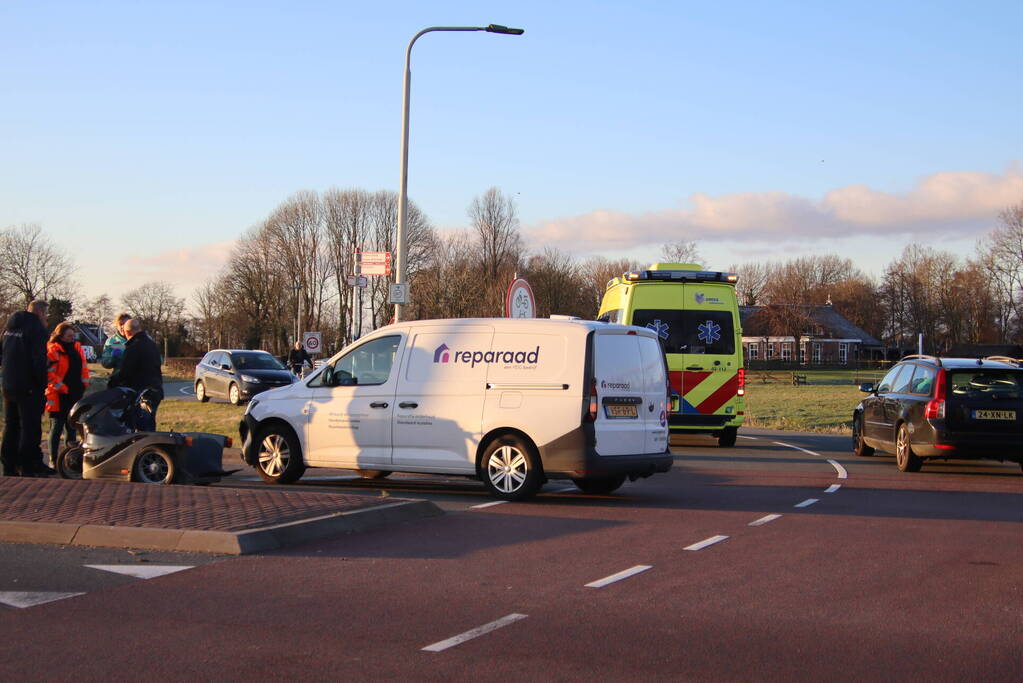 Ongeval tussen bestelbus en rolstoelscooter