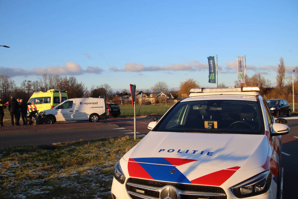 Ongeval tussen bestelbus en rolstoelscooter