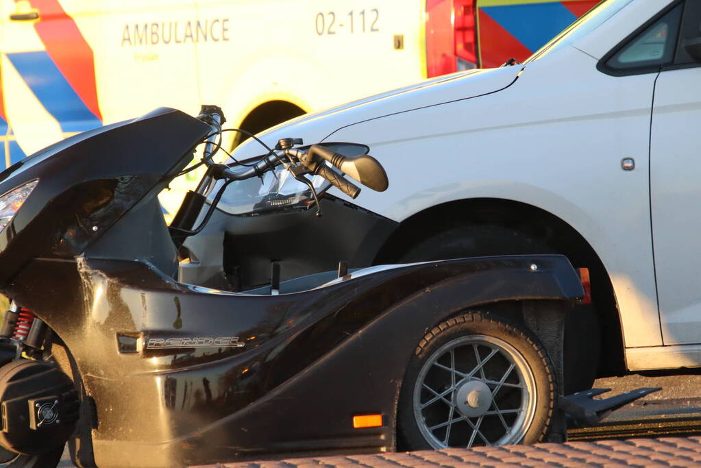 Ongeval tussen bestelbus en rolstoelscooter