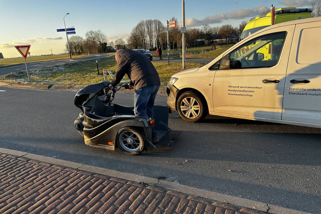 Ongeval tussen bestelbus en rolstoelscooter