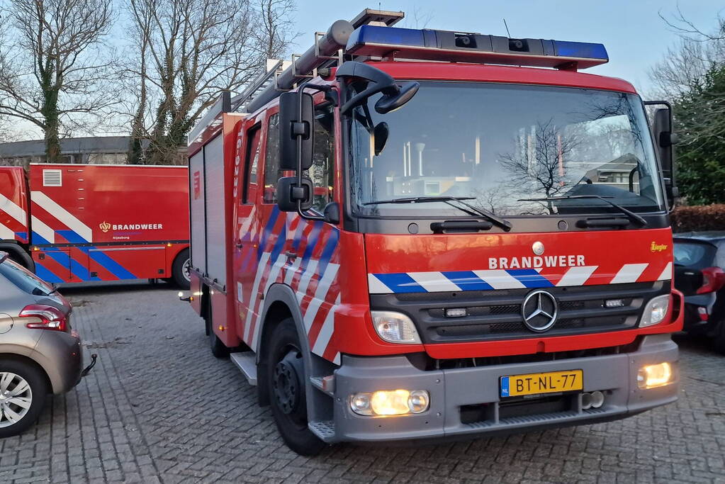 Bewoner asielzoekers centrum steekt bed in brand