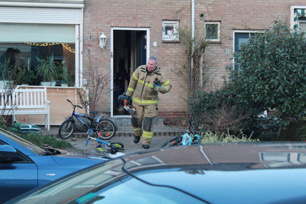 Voet van kind komt tussen spaken