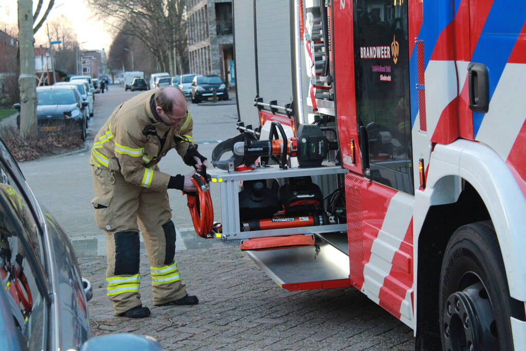 Voet van kind komt tussen spaken