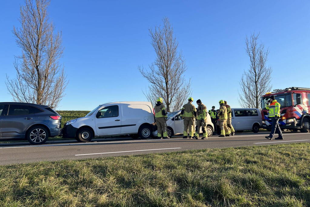 Schade en file na kettingbotsing