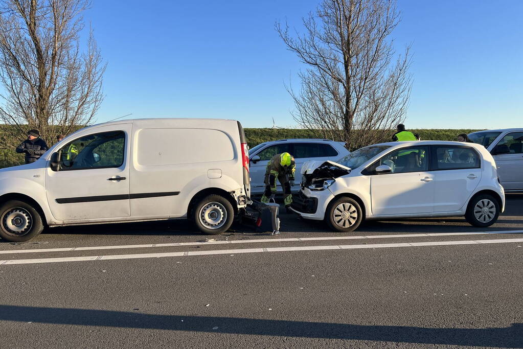 Schade en file na kettingbotsing