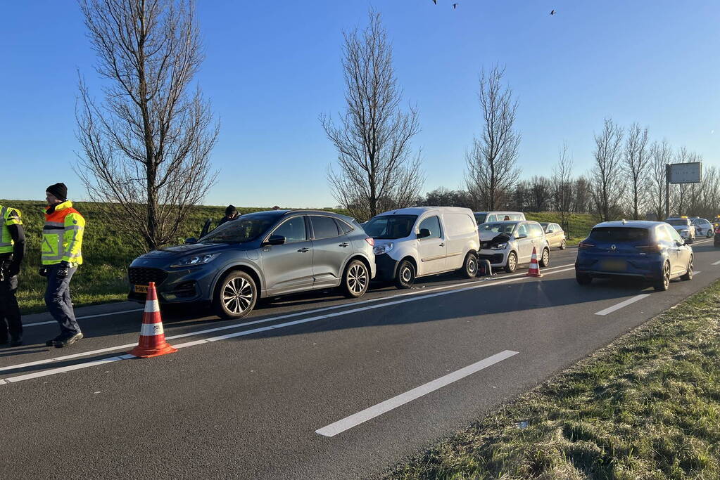 Schade en file na kettingbotsing