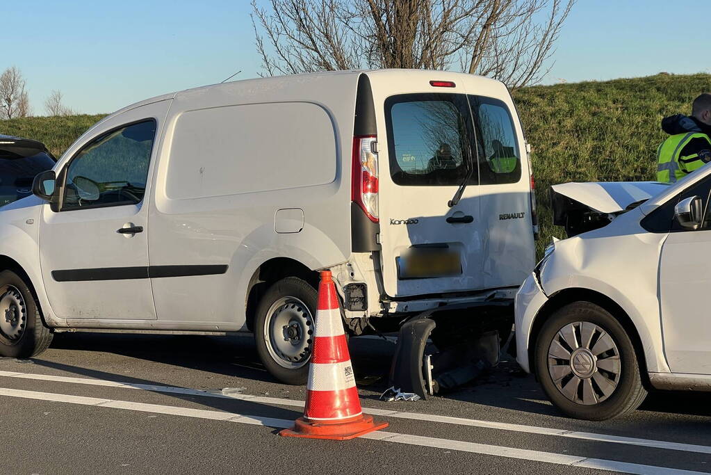 Schade en file na kettingbotsing