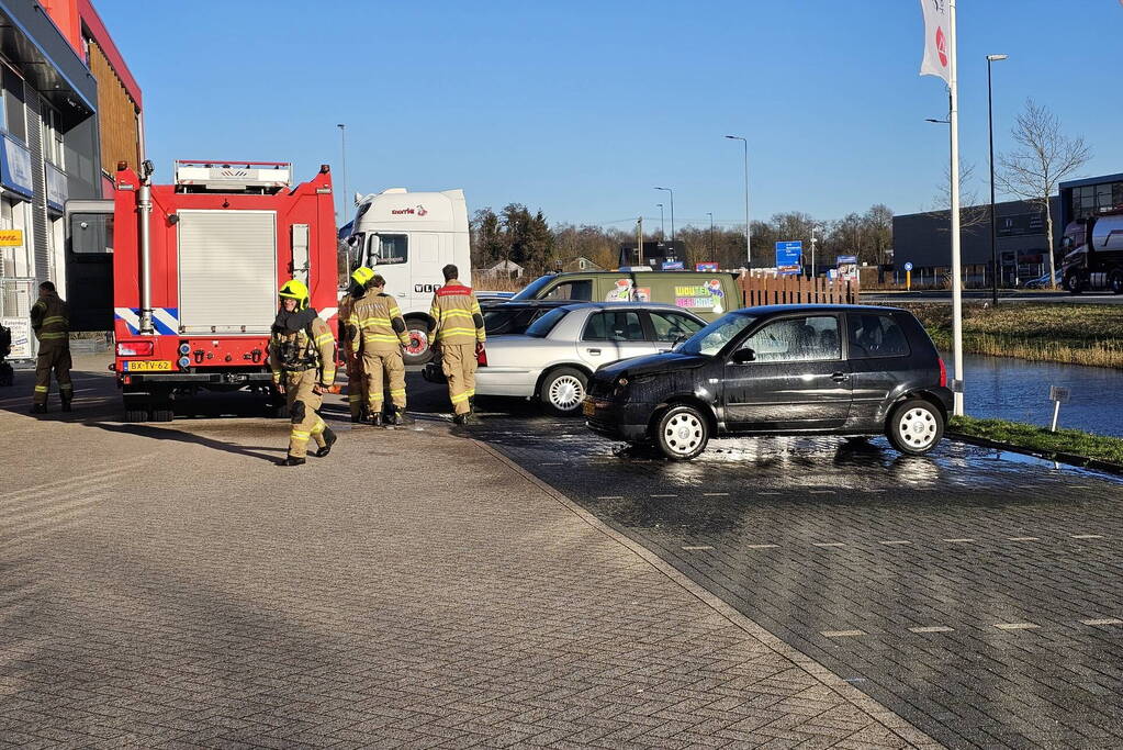 Geparkeerde auto vat vlam