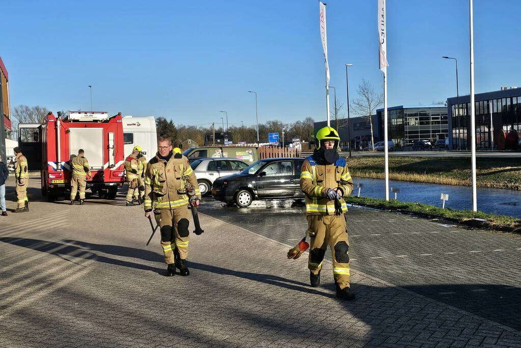 Geparkeerde auto vat vlam