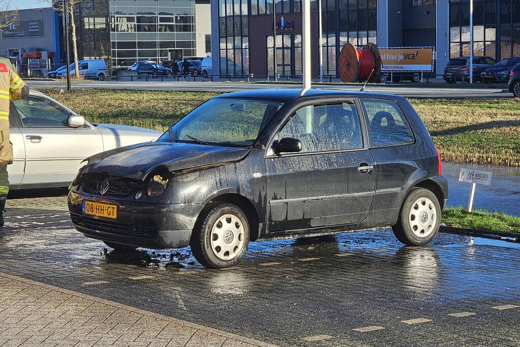 Geparkeerde auto vat vlam