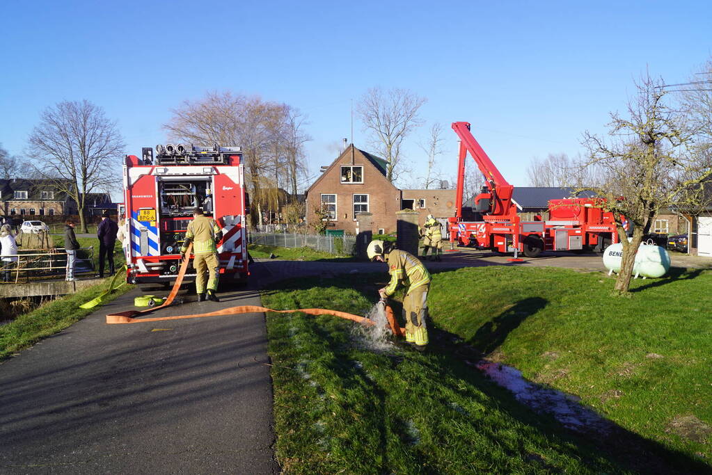 Brandweer sloopt dak om brand te blussen