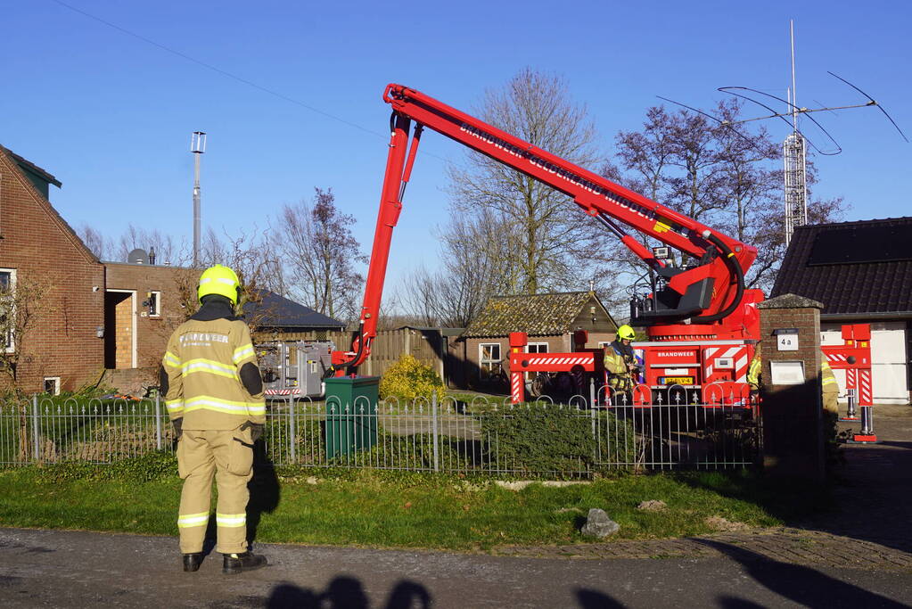 Brandweer sloopt dak om brand te blussen