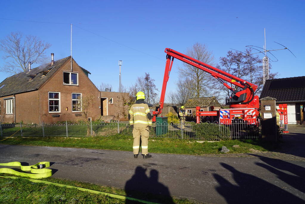 Brandweer sloopt dak om brand te blussen