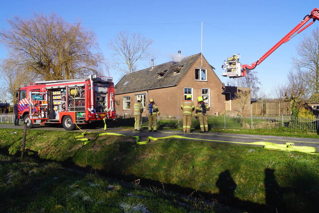 Brandweer sloopt dak om brand te blussen