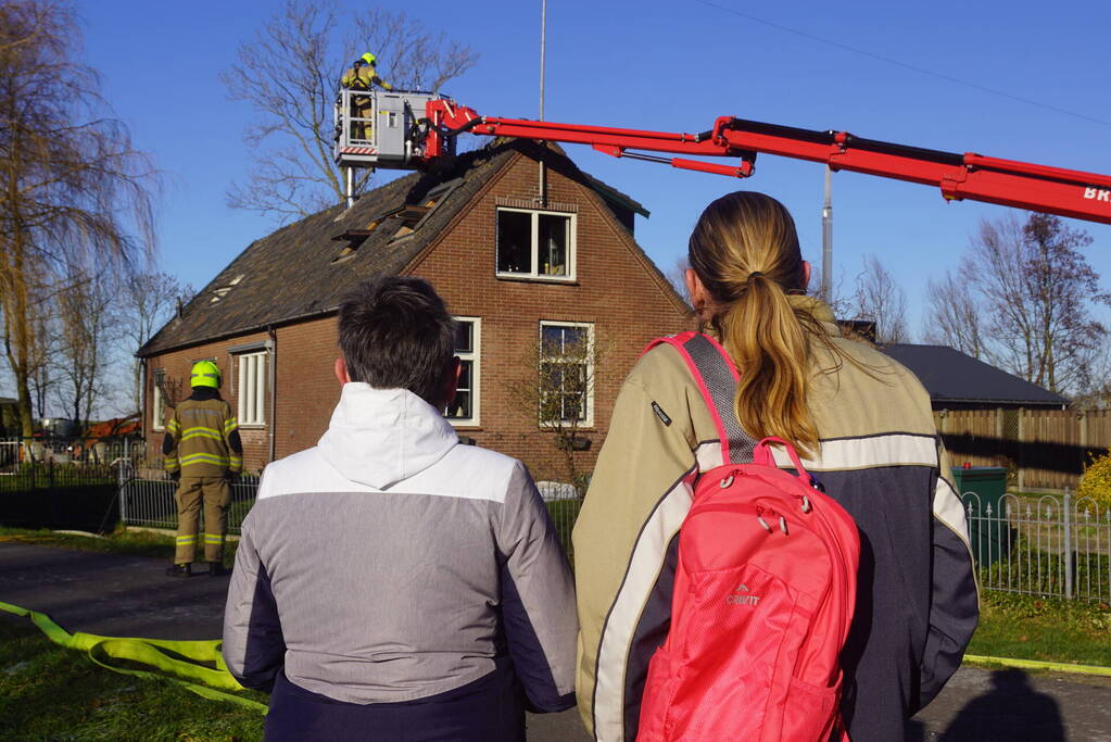 Brandweer sloopt dak om brand te blussen