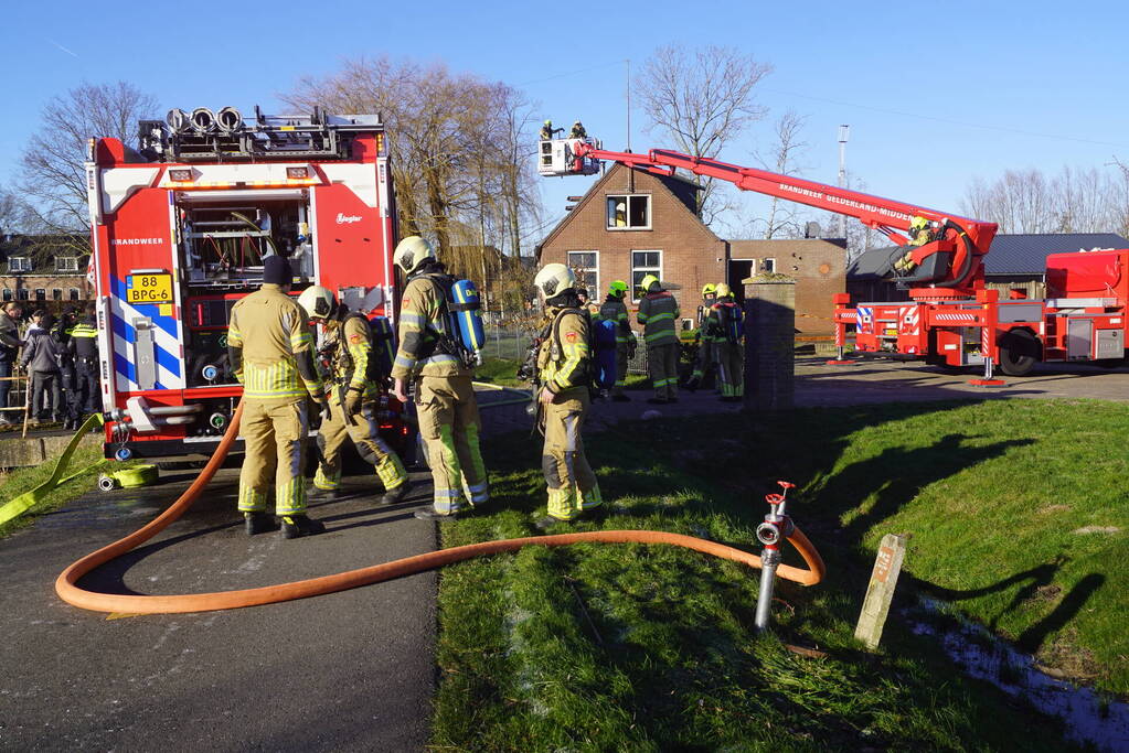 Brandweer sloopt dak om brand te blussen