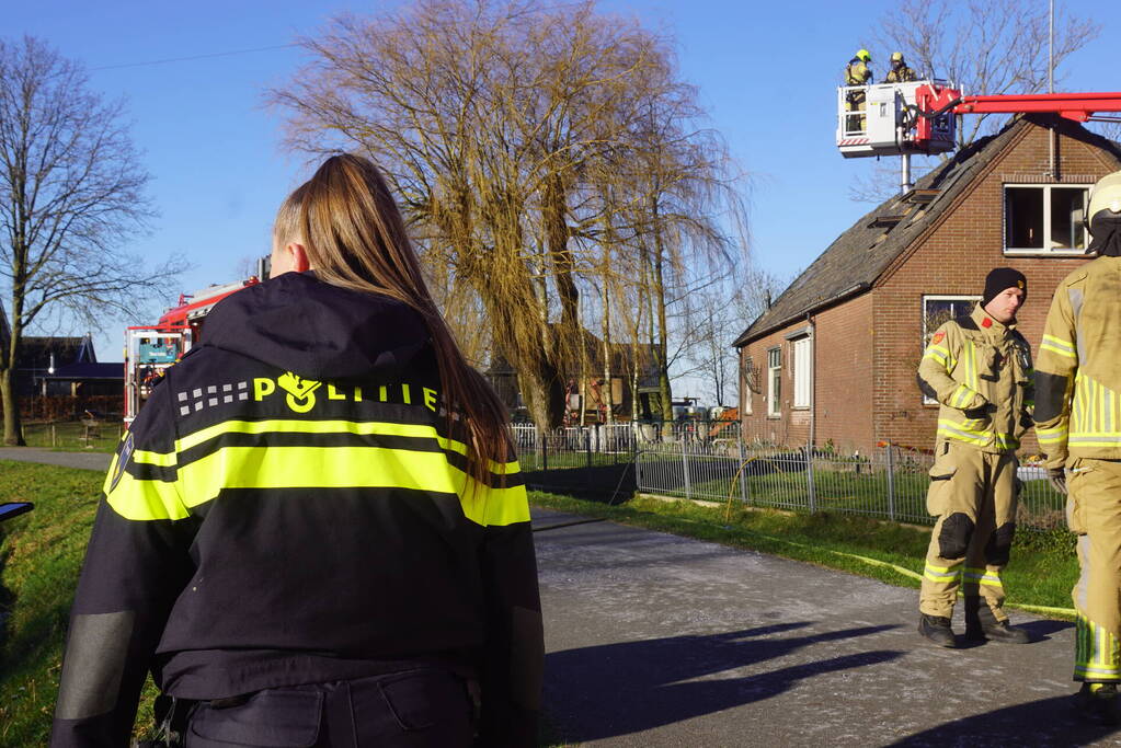 Brandweer sloopt dak om brand te blussen