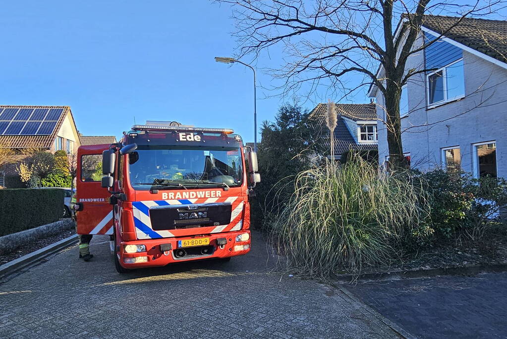 Vlammen uit schoorsteen bij brand