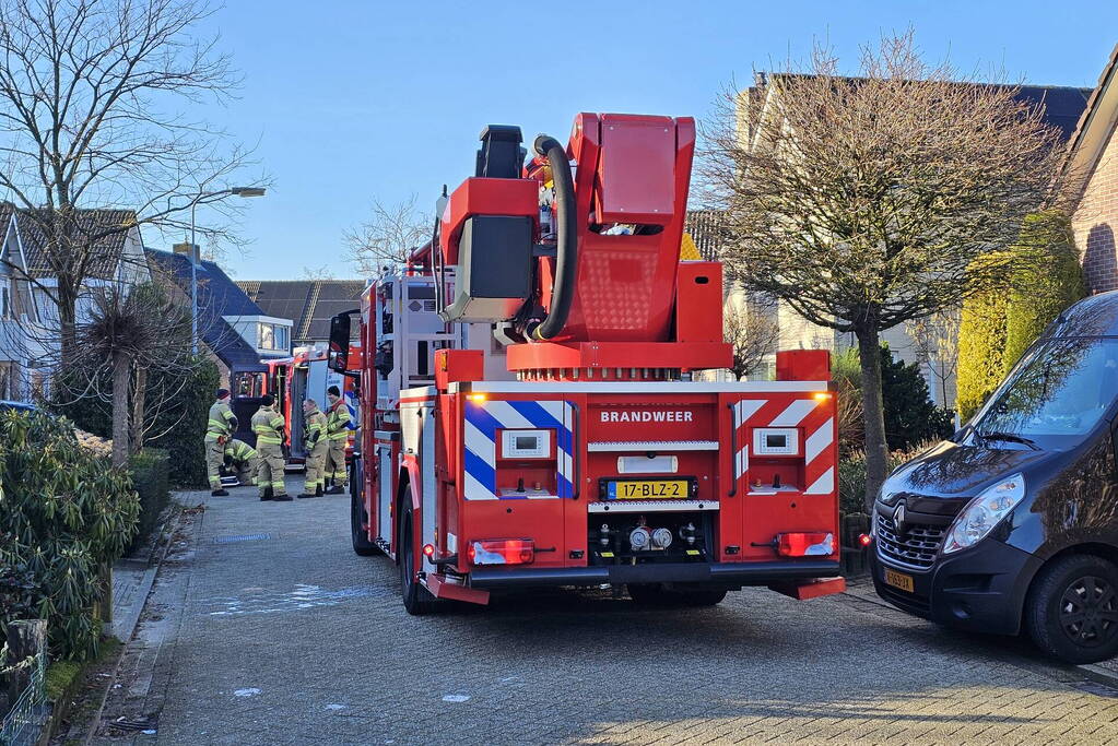 Vlammen uit schoorsteen bij brand