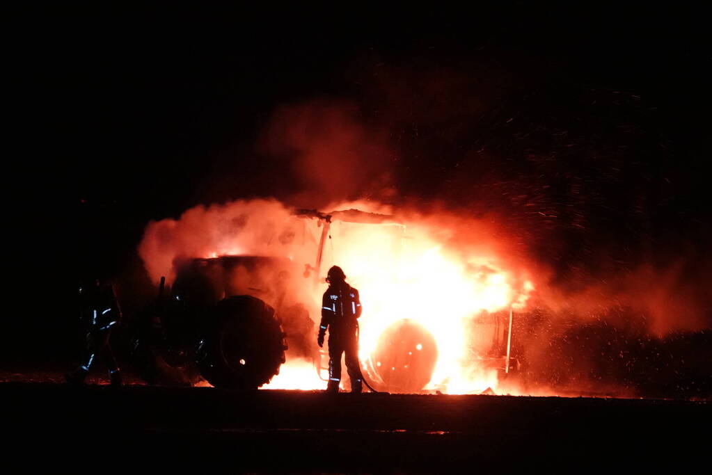 Landbouwvoertuig uitgebrand in weiland