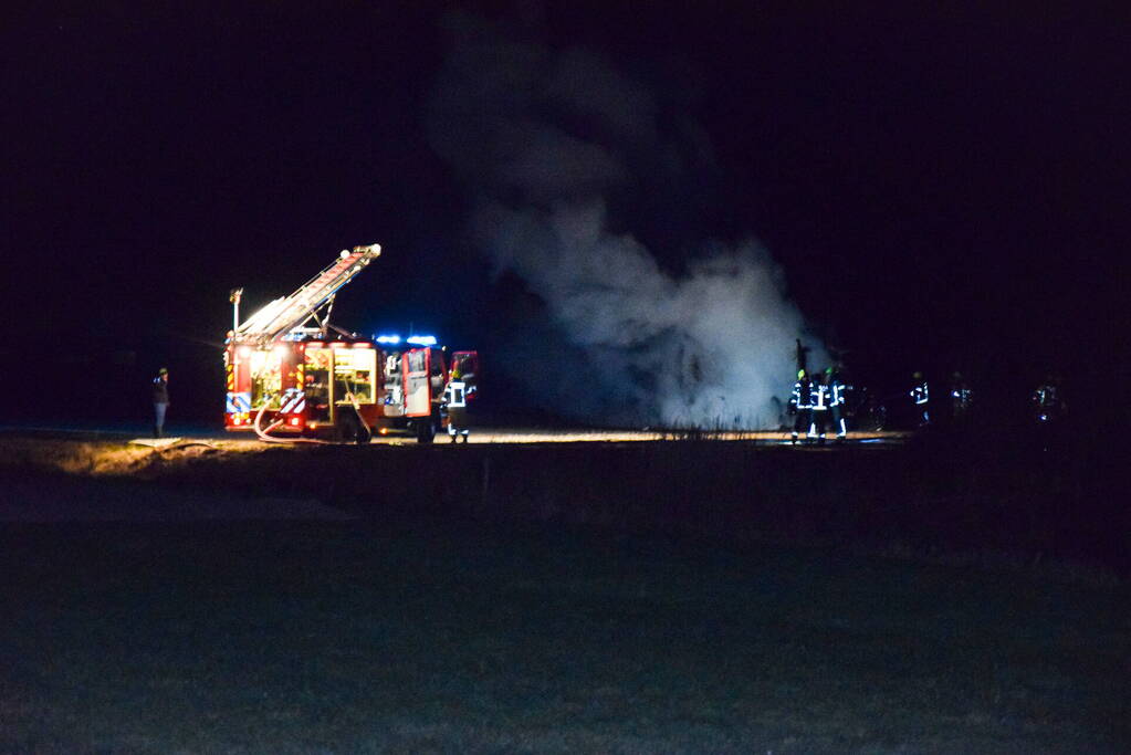 Landbouwvoertuig uitgebrand in weiland